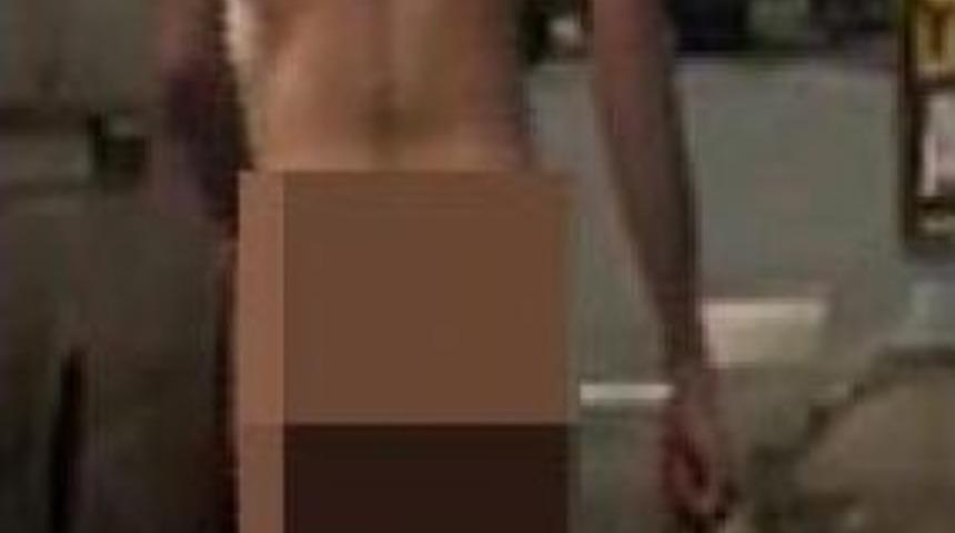 Caddede &Ccedil;ıplak Gezerken Polis Yakaladı