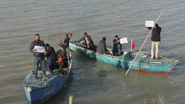 Balıkçılar Göl Üzerinde Şokla Avlanmayı Protesto Etti