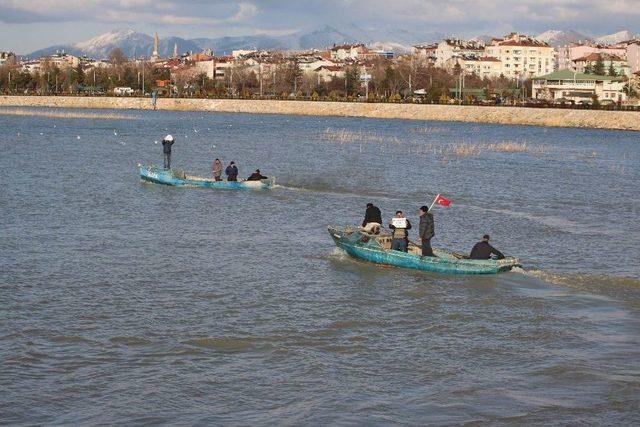 Balıkçılar Göl Üzerinde Şokla Avlanmayı Protesto Etti