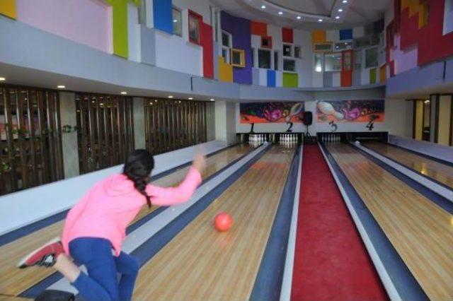 Özlam Öğretmen,başarılı Öğrencilerini Bowling Ile Ödüllendirdi