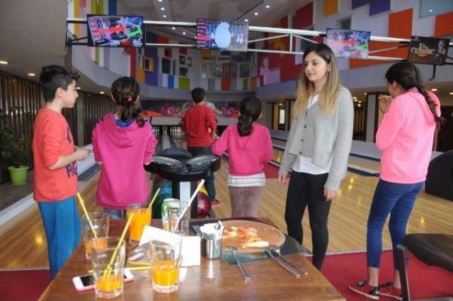 Özlam Öğretmen,başarılı Öğrencilerini Bowling Ile Ödüllendirdi