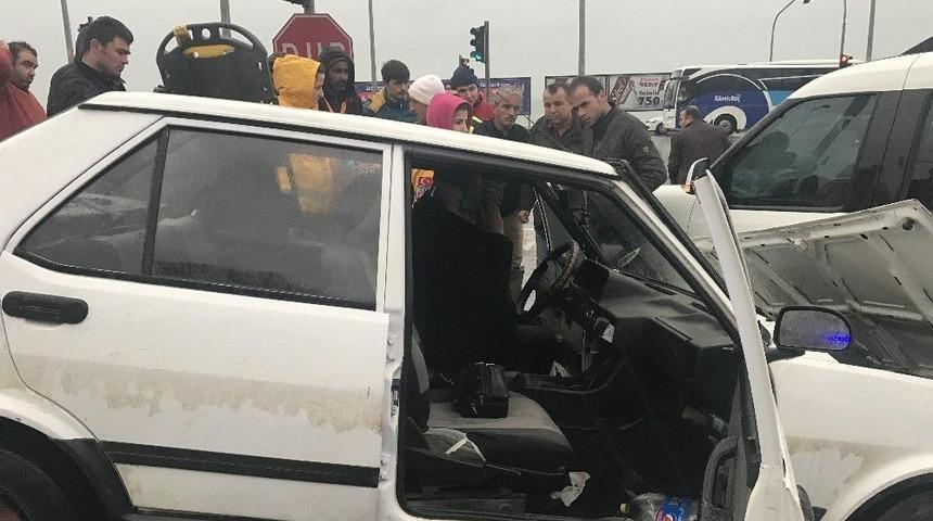 Ref&uuml;j&uuml; Aşan Otomobil, Kırmızı Işıkta Bekleyen Otomobile &Ccedil;arptı.