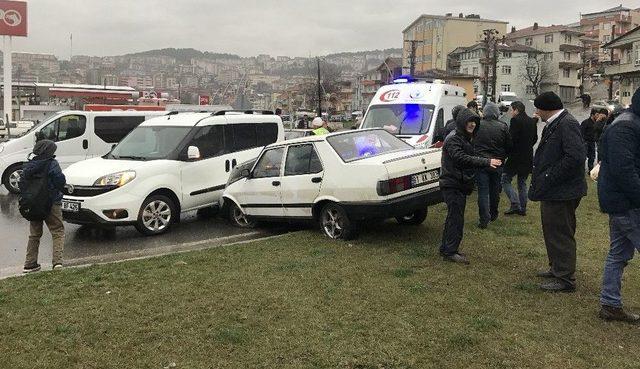 Refüjü Aşan Otomobil, Kırmızı Işıkta Bekleyen Otomobile Çarptı.