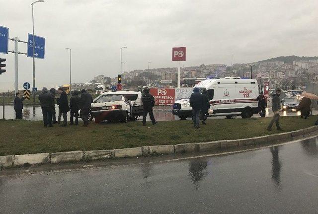 Refüjü Aşan Otomobil, Kırmızı Işıkta Bekleyen Otomobile Çarptı.