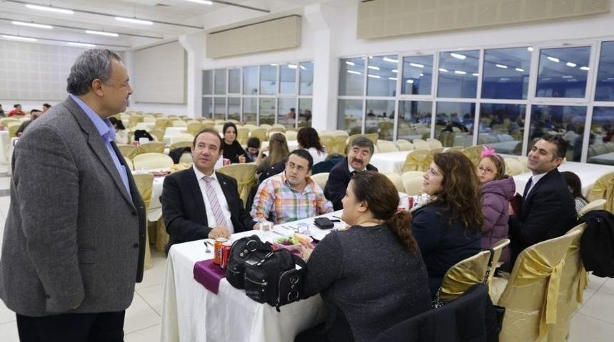 Burhaniye&rsquo;de Belediye Sağlık&ccedil;ıları Yemekte Buluşturdu