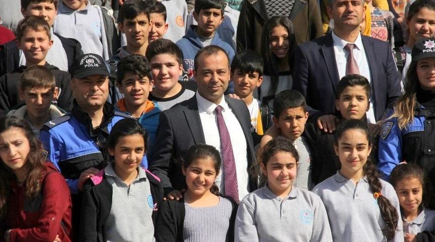 Emniyet M&uuml;d&uuml;r&uuml; Ak, 100 &Ouml;ğrenciyi Geziye G&ouml;nderdi