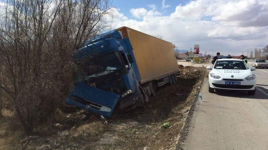 Yoldan &Ccedil;ıkan &Ccedil;ekiciyi Devrilmekten Ağa&ccedil;lar Engelledi