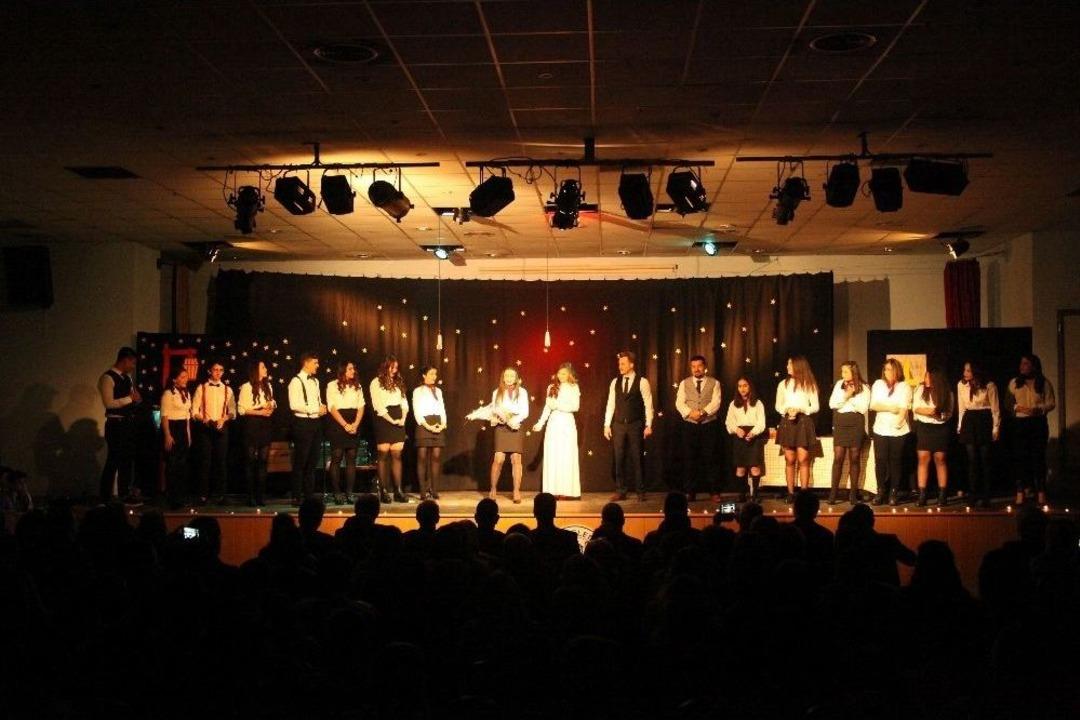 Milaslı &Ouml;ğrenciler Geceyi Şiirle S&uuml;sledi