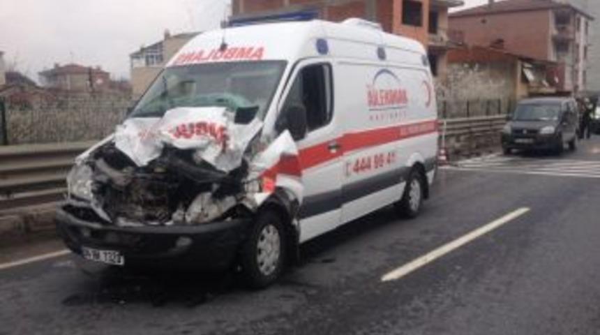 Hasta Nakil Ambulansı Kaza Yaptı: 3 Yaralı