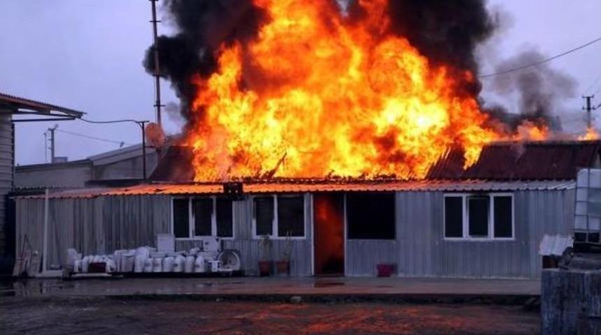 Tinerle Soba Yakmak Isterken &Ccedil;ıkan Yangında Ağır Yaralandı