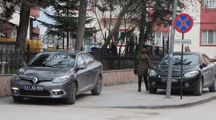 Resmi Plakalı Ara&ccedil;ların Yasak B&ouml;lgeye Parkı İnsanları Kızdırdı