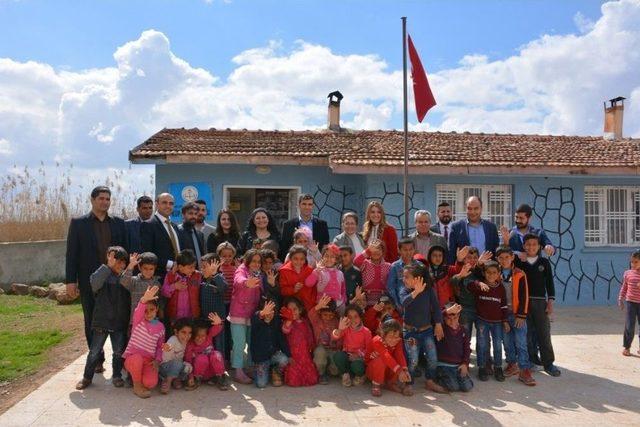 Şanlıurfa Kırsalındaki Okula Kırtasiye Yardımı