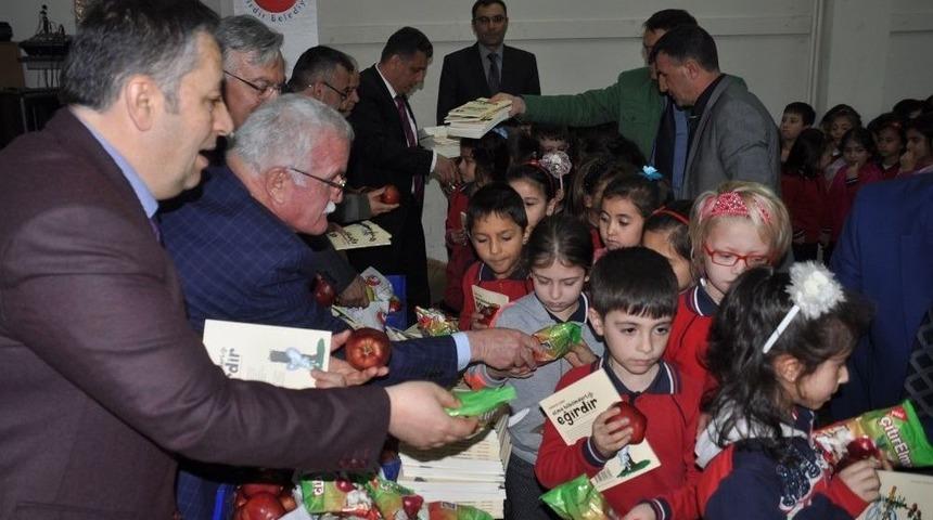 &Ouml;ğrencilere Elma Dağıtıldı