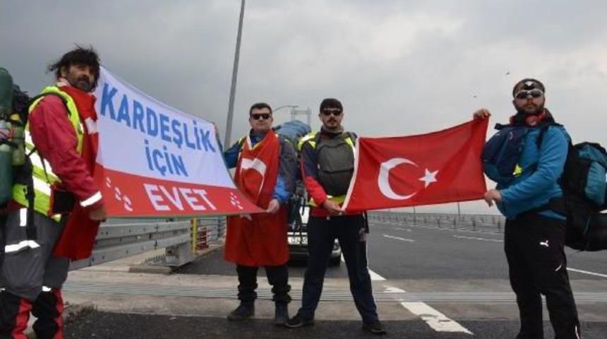 3 Arkadaştan 'kardeşliğe Evet Yürüyüşü'