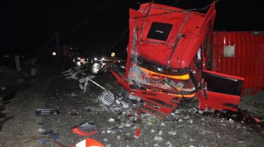 Kamyon Direğe &Ccedil;arpınca Sanayi B&ouml;lgesi Elektriksiz Kaldı