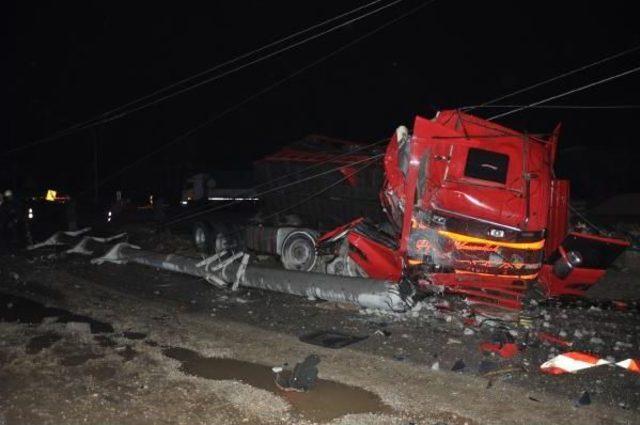 Kamyon Direğe Çarpınca Sanayi Bölgesi Elektriksiz Kaldı