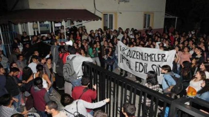 &Uuml;niversitenin kızlar yurdunda protesto