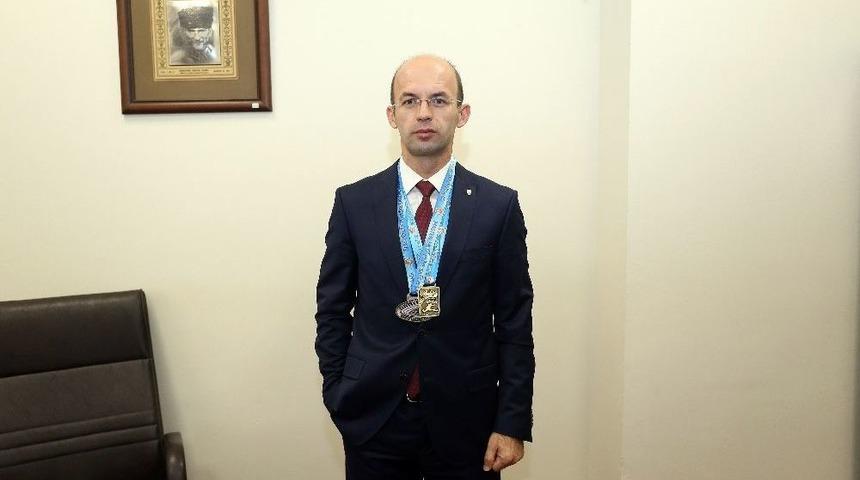Valilik Protokol M&uuml;d&uuml;r&uuml; Atletizmde Altın Madalya Kazandı