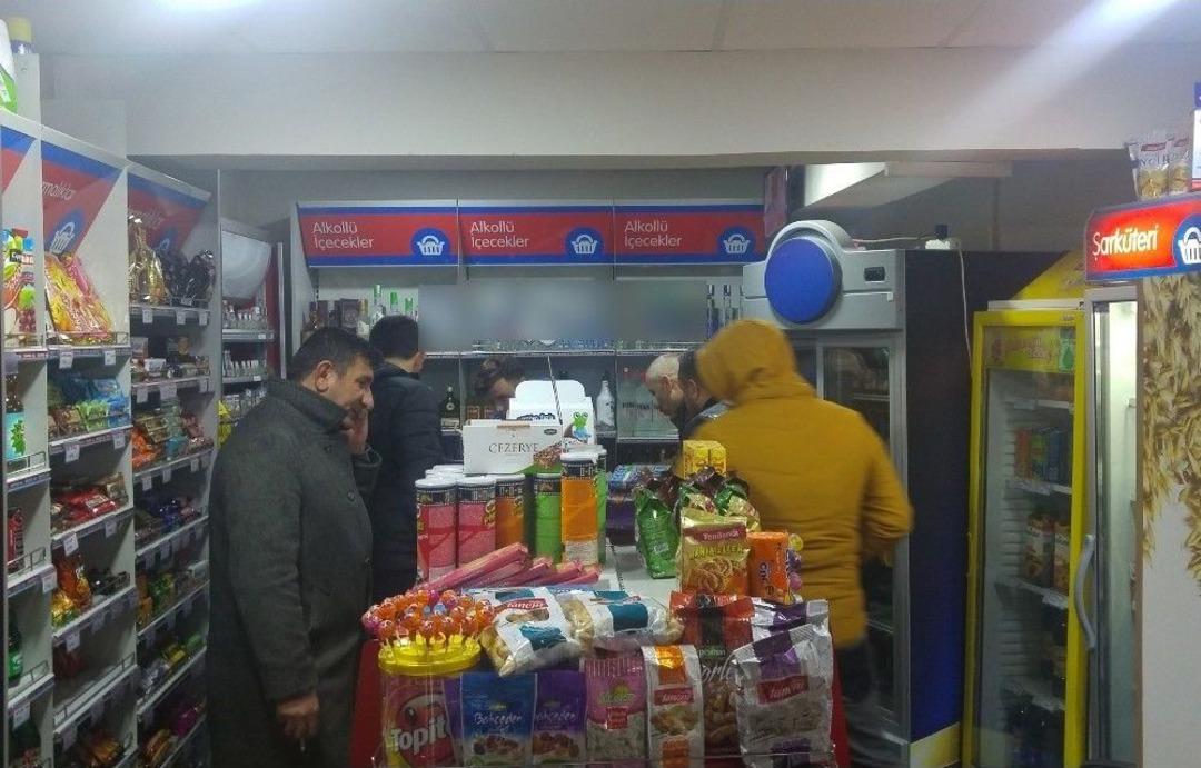 Hırsızlık Amacıyla Girdiği Markette Kadına Saldırıp Hastanelik Etti