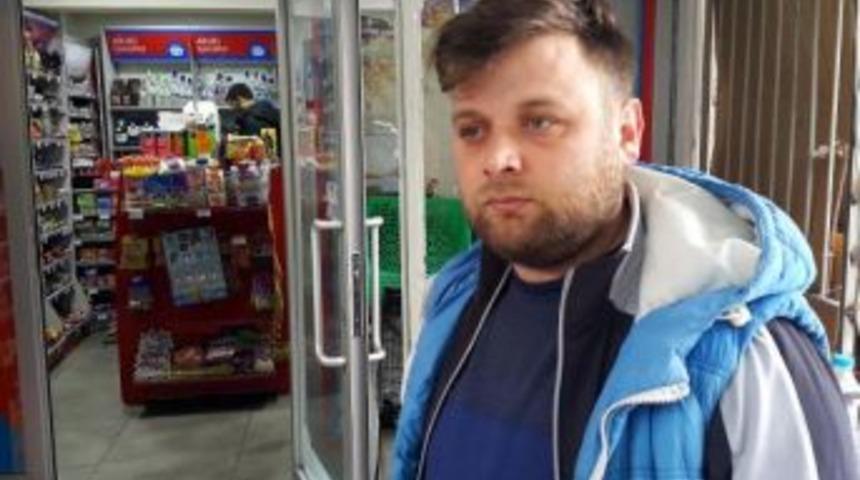 Marketteki Kadına Şişeyle Saldırıp Kasayı Soydu