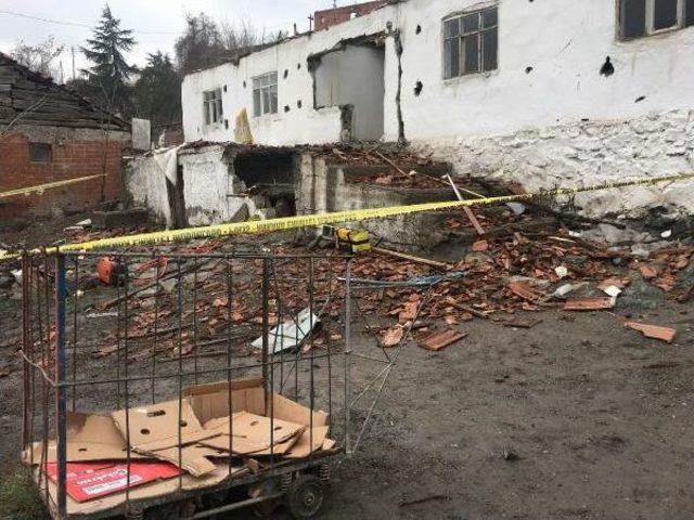 Hurda Toplamak Için Girdikleri Gecekondunun Duvarı Üzerlerine Çöktü : 1 Ölü, 2 Yaralı