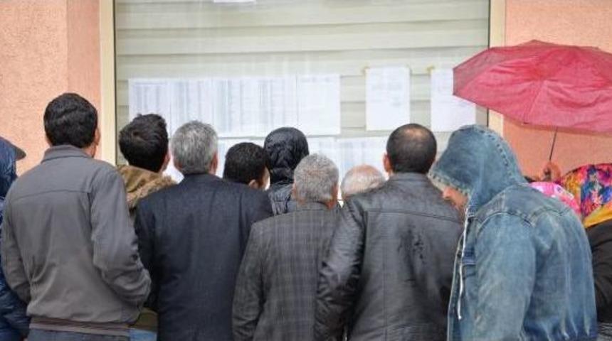 Binlerce Kişi Listelerde Ismini Bulmak I&ccedil;in Izdiham Oluşturdu