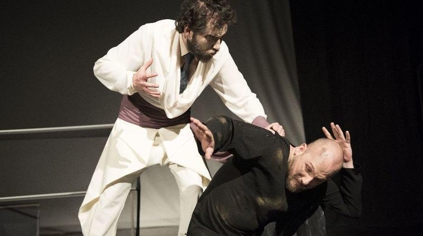 Tiyatro Anadolu &ldquo;kundak&ccedil;ı&rdquo; İle Ayakta Alkışlandı