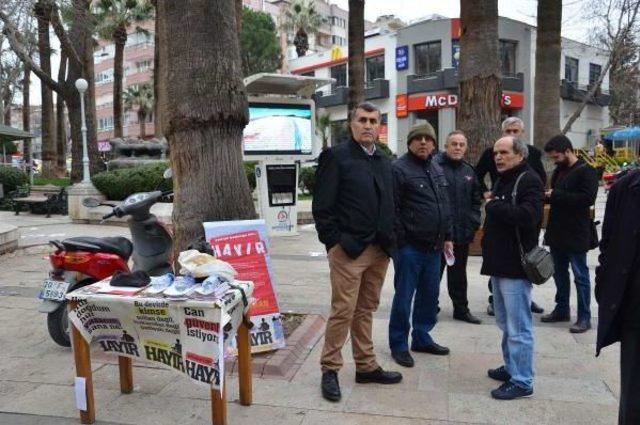 Denizli'de Referandum Için 'hayır' Standına Kaldırım Taşlı Saldırı: 3 Yaralı