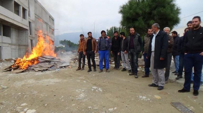 Parasını Alamadığını İddia Eden İş&ccedil;iler Ateş Yakarak Eylem Yaptı