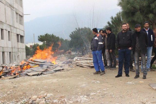 Parasını Alamadığını İddia Eden İşçiler Ateş Yakarak Eylem Yaptı