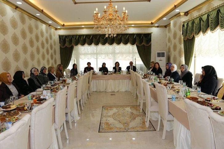 Dışişleri Bakan Eşlerinden Eşleri Dayanışma Derneğinden Kilise Ziyaret G1