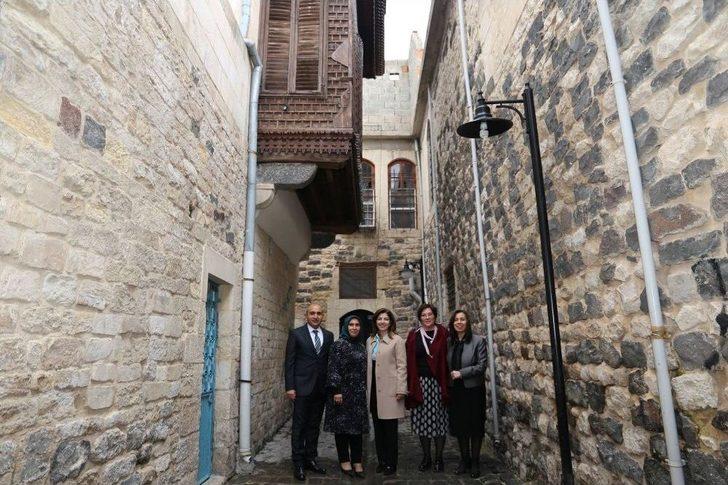 Dışişleri Bakan Eşlerinden Eşleri Dayanışma Derneğinden Kilise Ziyaret G5