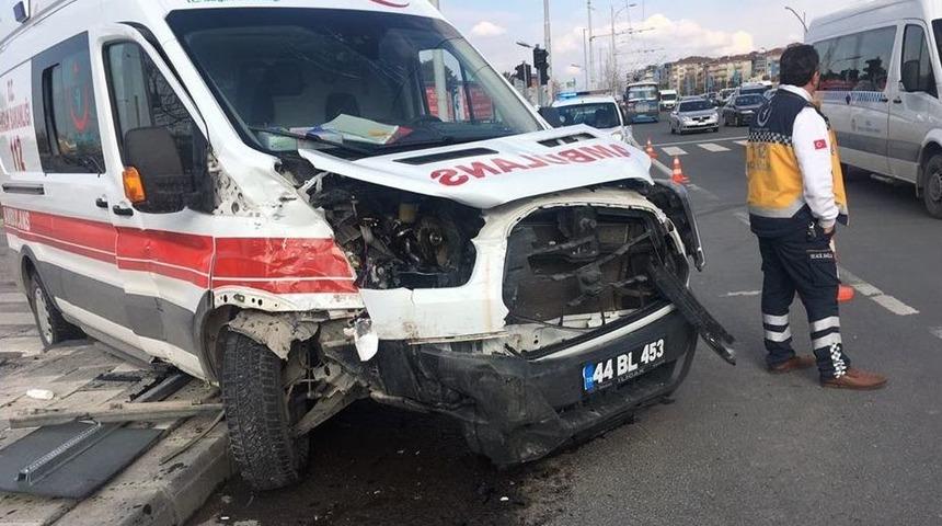 Hasta Taşıyan Ambulans Kaza Yaptı: 6 Yaralı