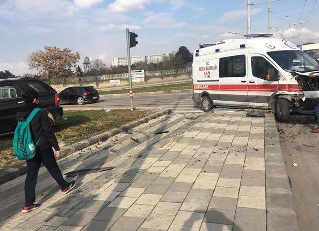 Hasta Taşıyan Ambulans Kaza Yaptı: 6 Yaralı