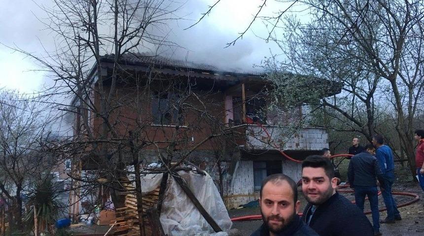 Evin &Ccedil;atısı Alev Alev Yandı