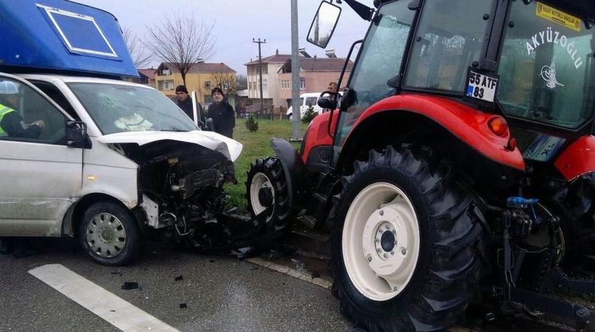 Samsun&rsquo;da Kamyonet İle Trakt&ouml;r &Ccedil;arpıştı: 2 Yaralı