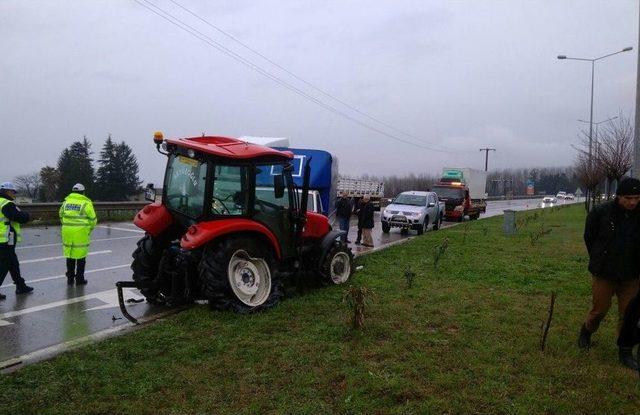 Samsun’da Kamyonet İle Traktör Çarpıştı: 2 Yaralı