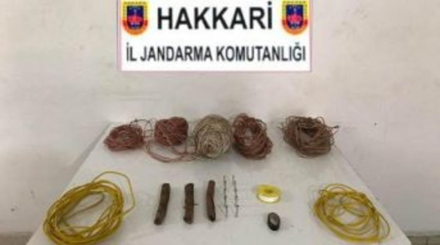 Hakkari'de Pkk'ya Ait Patlayıcı D&uuml;zenekleri Ve Yaşam Malzemesi Ele Ge&ccedil;irildi