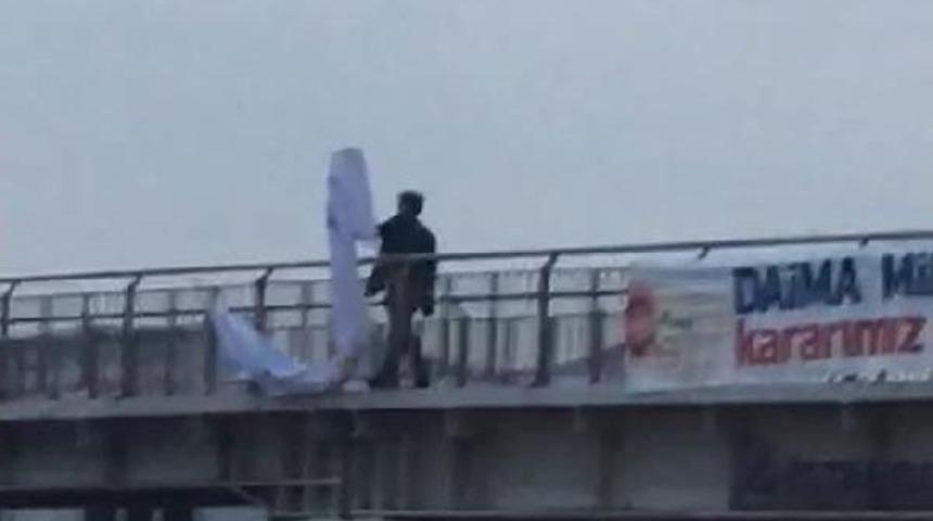 &Uuml;st Ge&ccedil;ide Asılan 'hayır' Pankartlarını Kesip G&ouml;t&uuml;renler G&ouml;r&uuml;nt&uuml;lendi