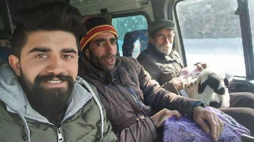 Kuzusuyla Birlikte Yolculuk Yapıyor