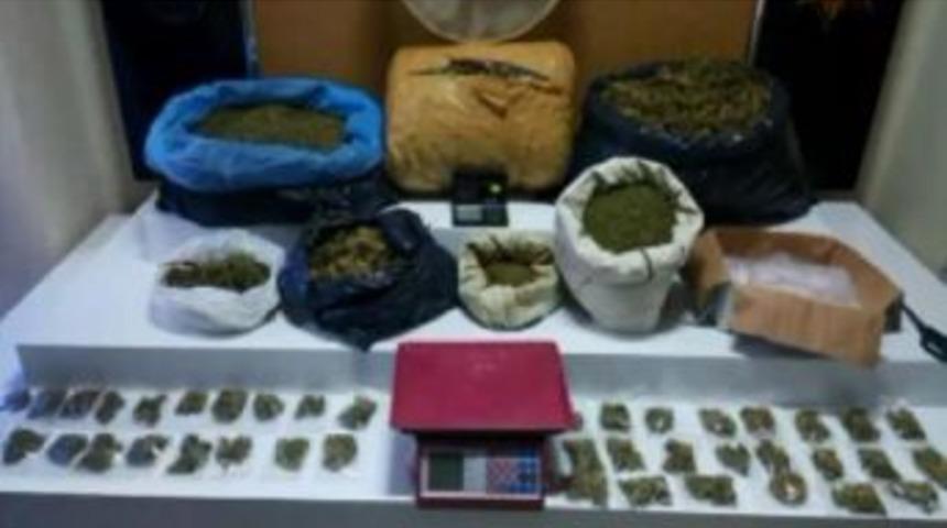 Fatih'te &Ccedil;ay Ocağına Uyuşturucu Baskını;22,5 Kilo Esrar Ele Ge&ccedil;irildi