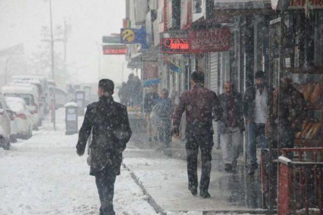 Hakkari'de Kar Yolları Kapattı