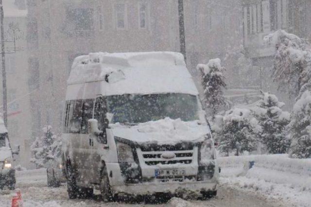 Hakkari'de Kar Yolları Kapattı