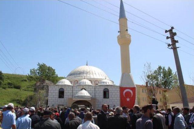 Chp, Esenyurt Belediye Başkanının Eşinin Adını Taşıyan Cami Için Isim Değişikliği Istedi