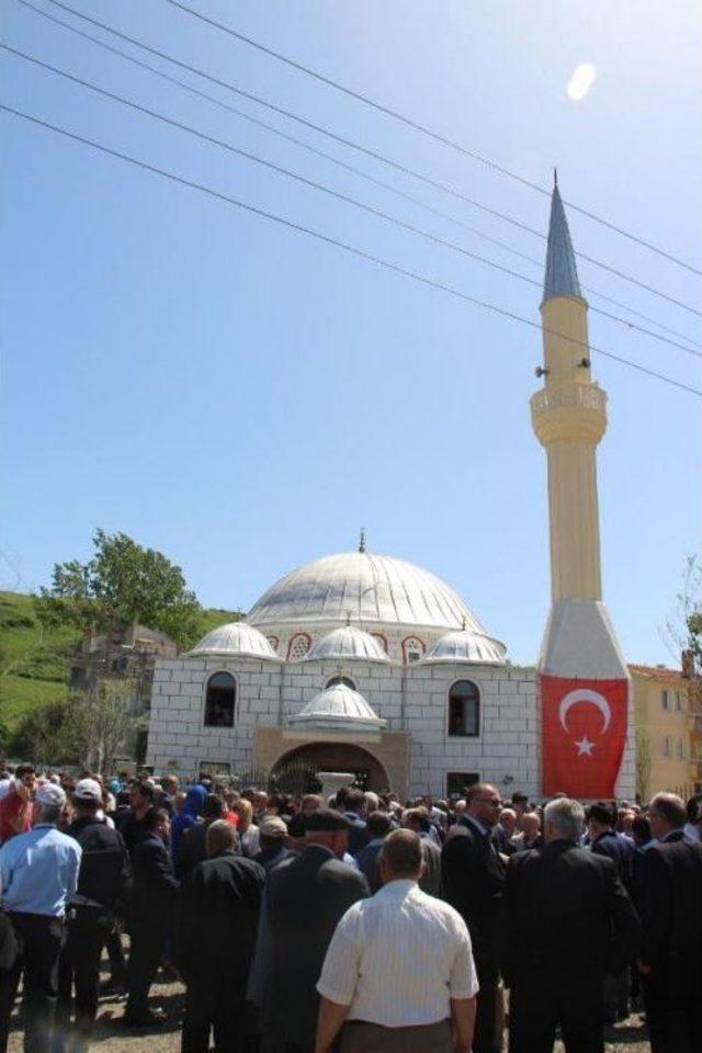 Chp, Esenyurt Belediye Başkanının Eşinin Adını Taşıyan Cami Için Isim Değişikliği Istedi