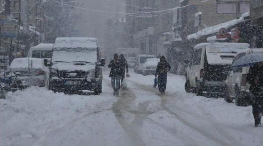 Hakkari'de Kar Yolları Kapattı (2)