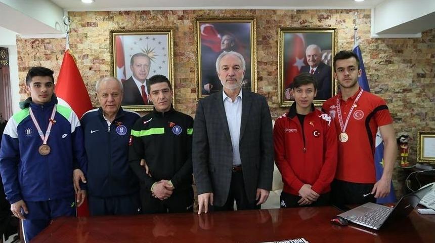Başarılı Sporcular Altınla &Ouml;d&uuml;llendirildi