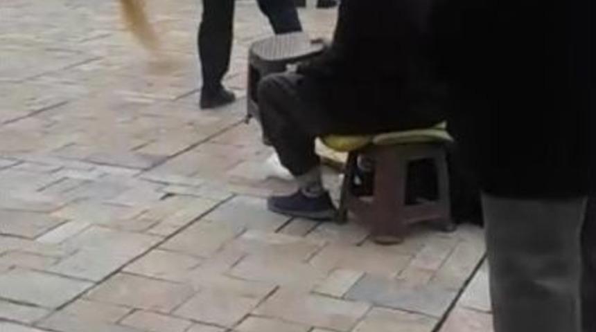 Zabıtalar Yaşlı Adamın 1 Tl&rsquo;ye Sattığı Yemleri D&ouml;kt&uuml;