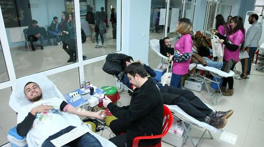 Ga&uuml;n &Ouml;ğrencileri Kan Bağışında Bulundu