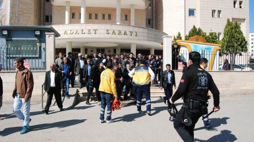 Cinayet Davası &Ouml;ncesi Adliye Karıştı: 3&rsquo;&uuml; Polis 6 Yaralı